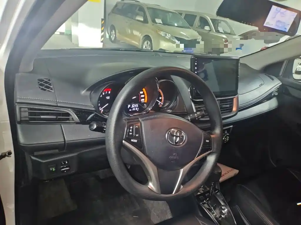 Toyota Yaris L 2022 — фото 10
