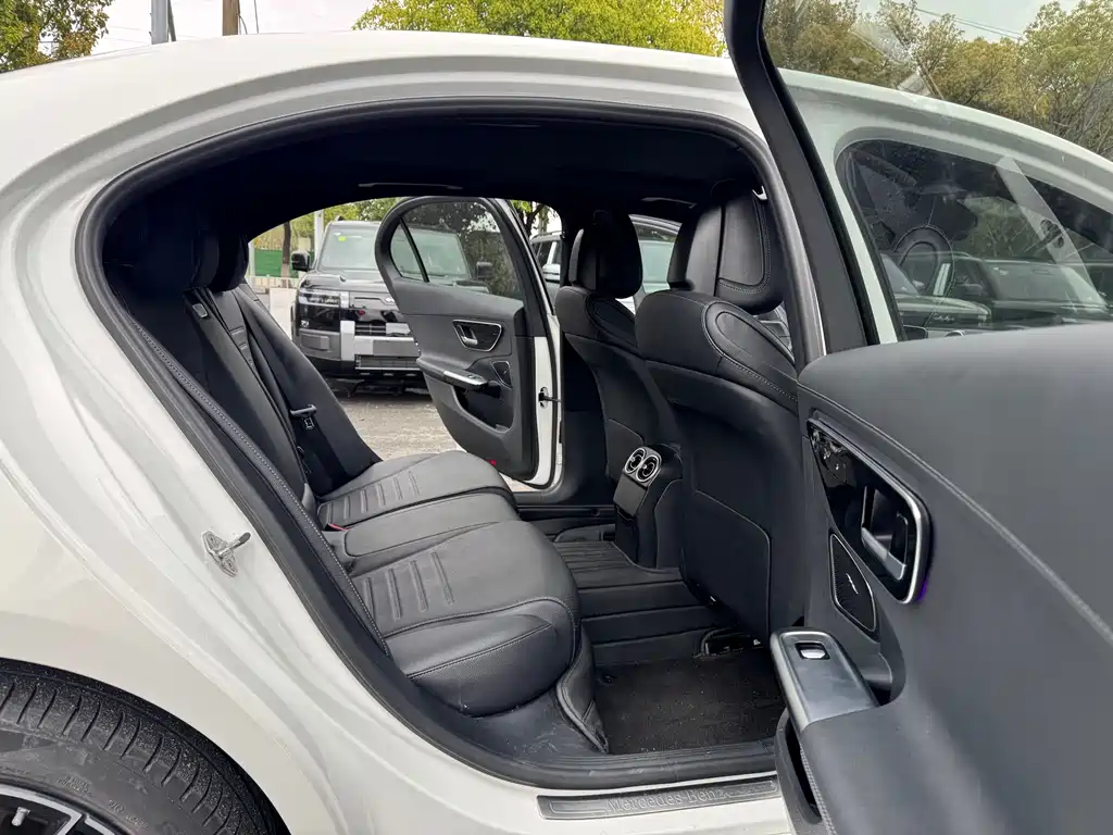 Mercedes-Benz C-Class 2023 — фото 12