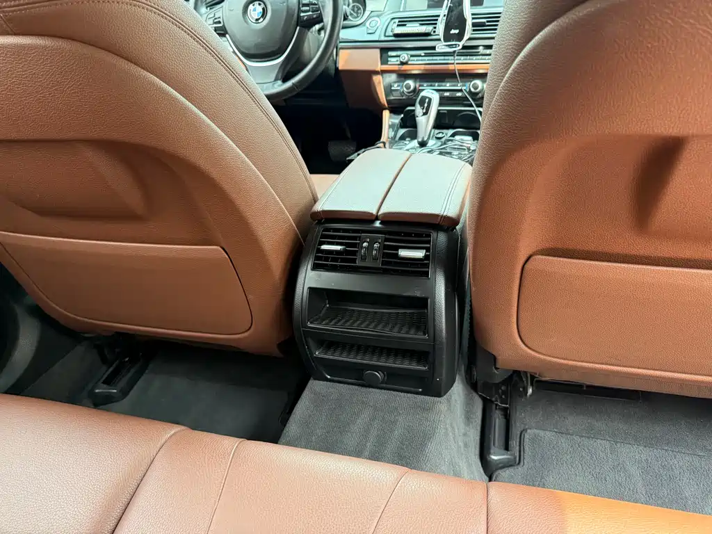 BMW 5 Series 2015 — фото 18