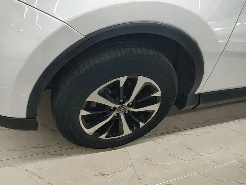 Toyota RAV4 2017 — фото 23