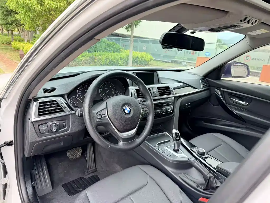 BMW 3 Series 2017 — фото 12