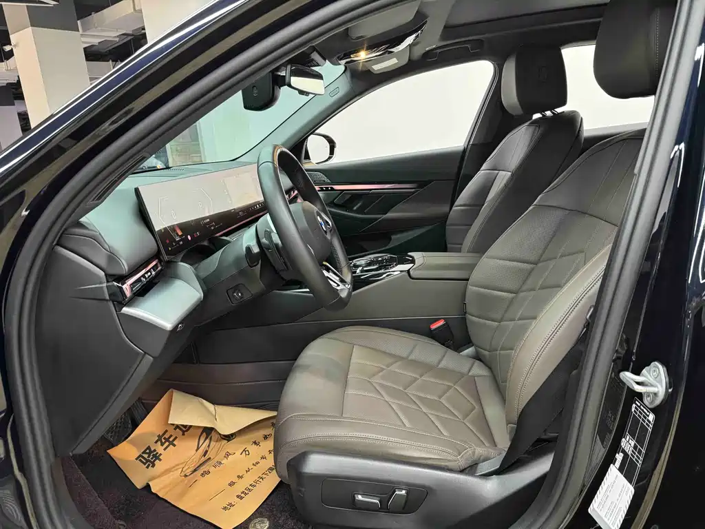 BMW 5 Series 2025 — фото 13