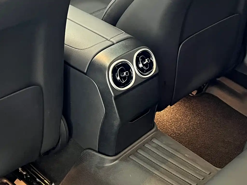 Mercedes-Benz C-Class 2025 — фото 18