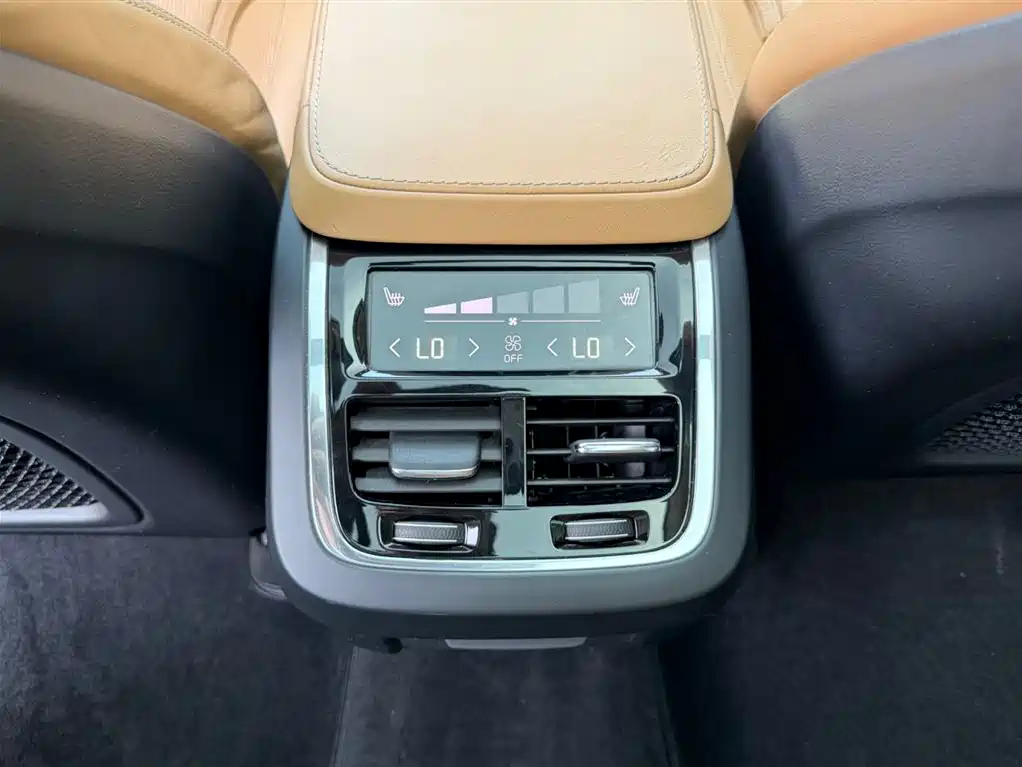 Volvo XC90 2015 — фото 9