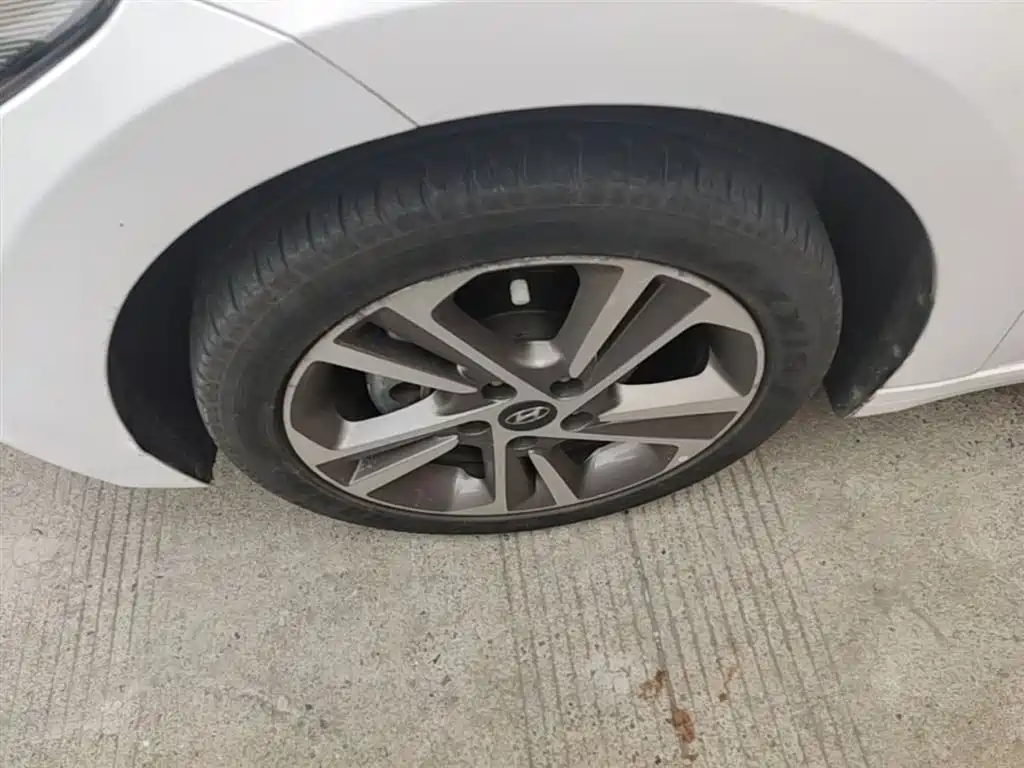 Hyundai Elantra 2018 — фото 23
