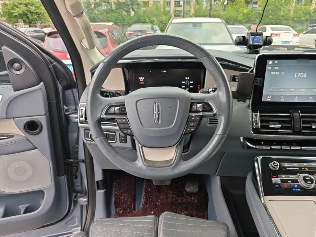 Lincoln Navigator 2019 — фото 17