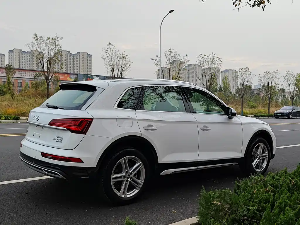 Audi Q5L 2023 — фото 27