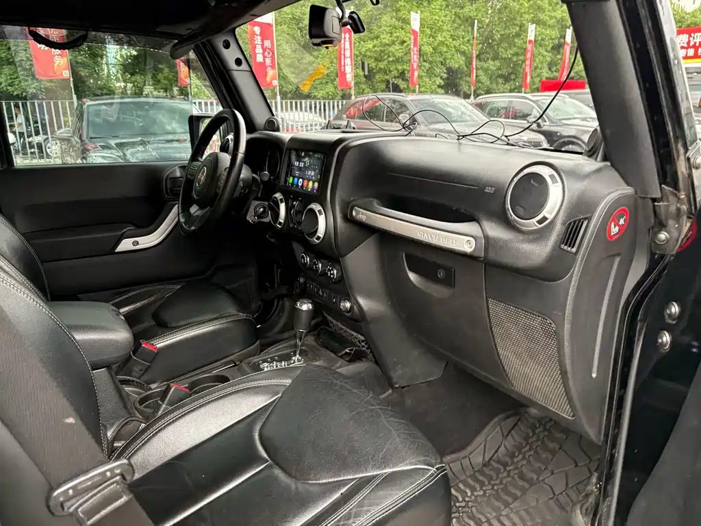 Jeep Wrangler 2014 — фото 12
