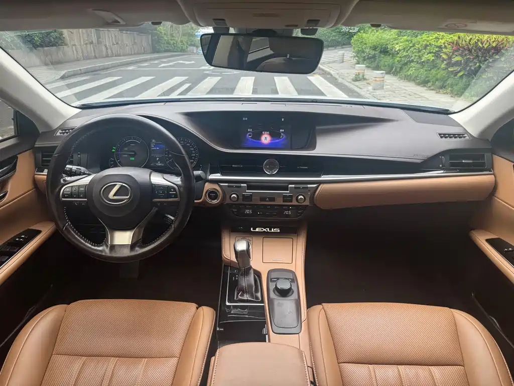 Lexus ES 2018 — фото 14
