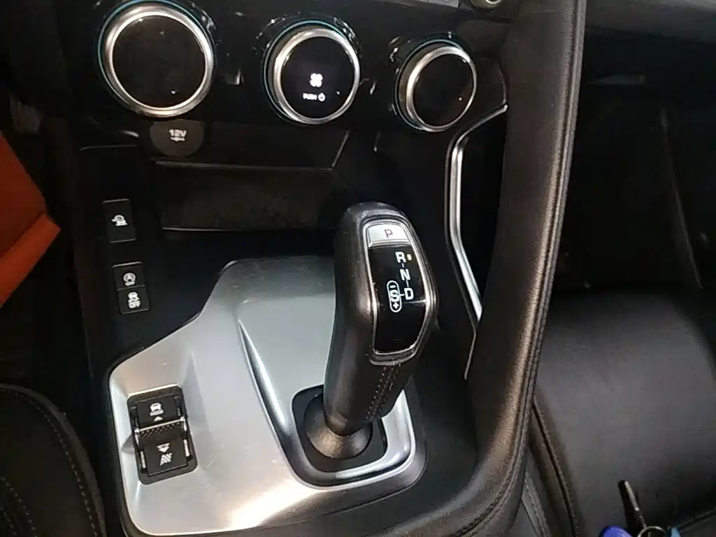 Jaguar E-PACE 2020 — фото 14