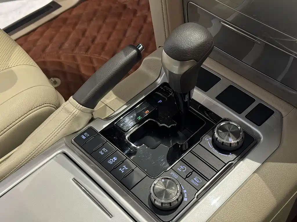 Toyota Land Cruiser 2020 — фото 15
