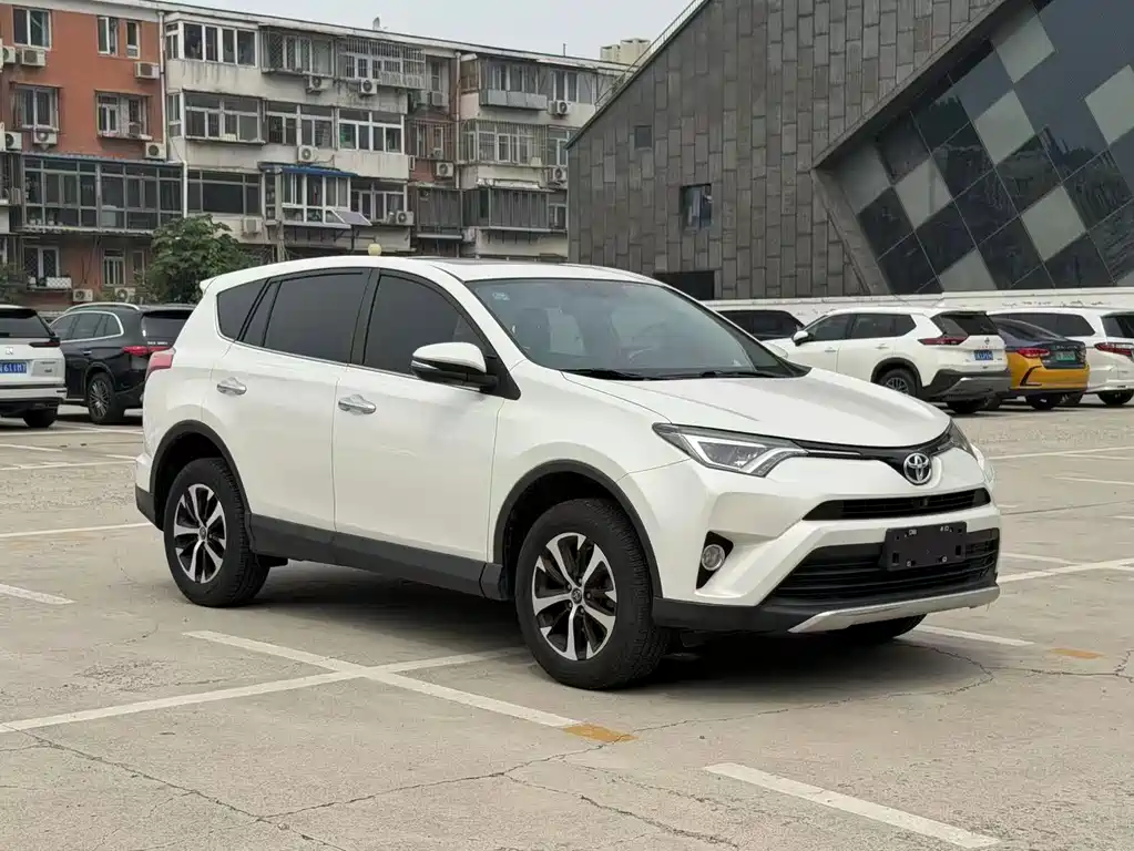 Toyota RAV4 2018 — фото 3