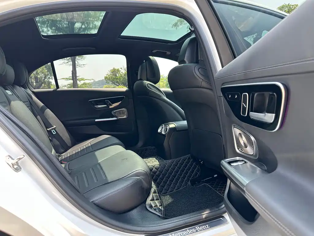 Mercedes-Benz C-Class 2025 — фото 12
