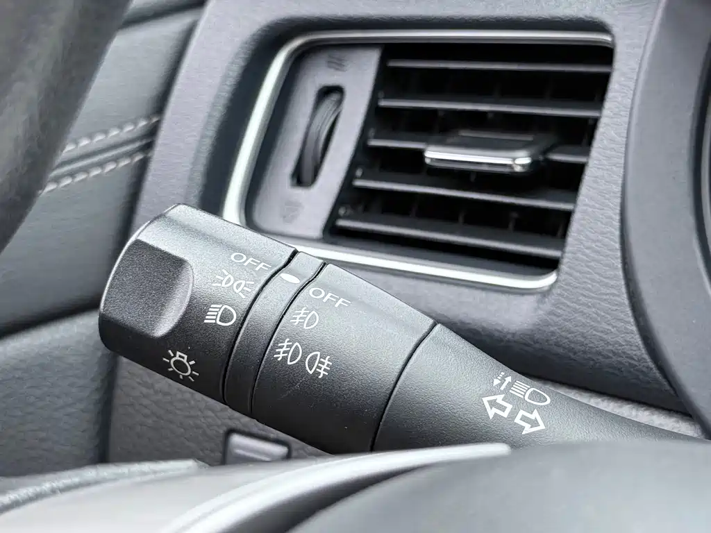 Nissan Tiida 2017 — фото 18