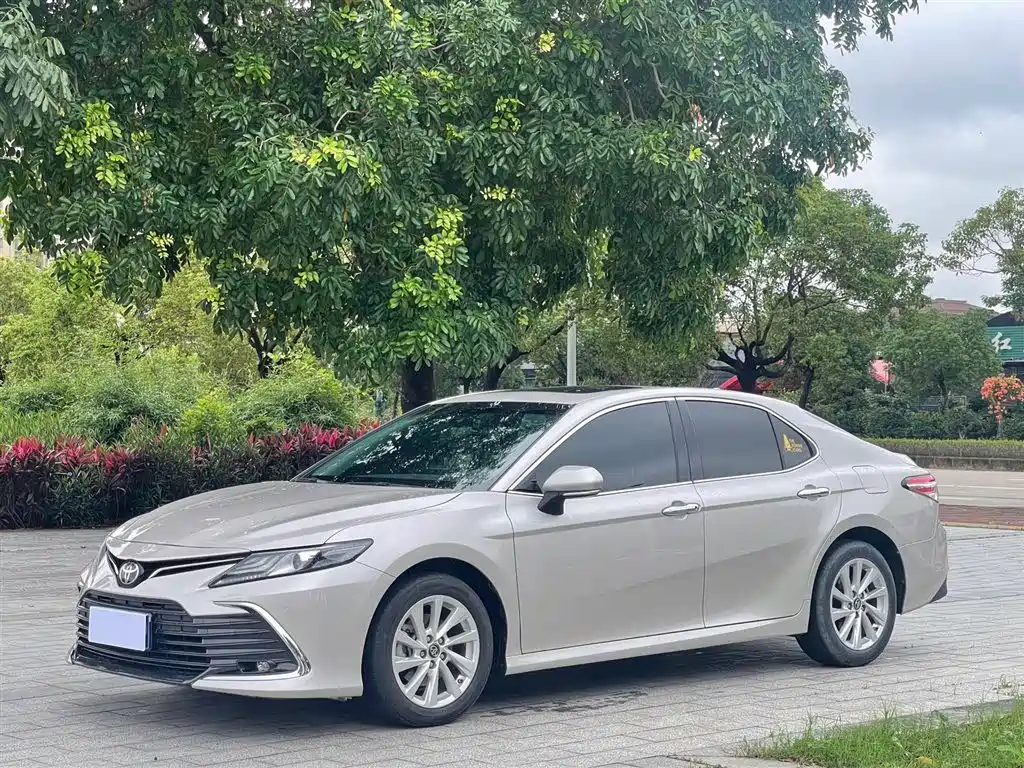 Toyota Camry 2023 — фото 1