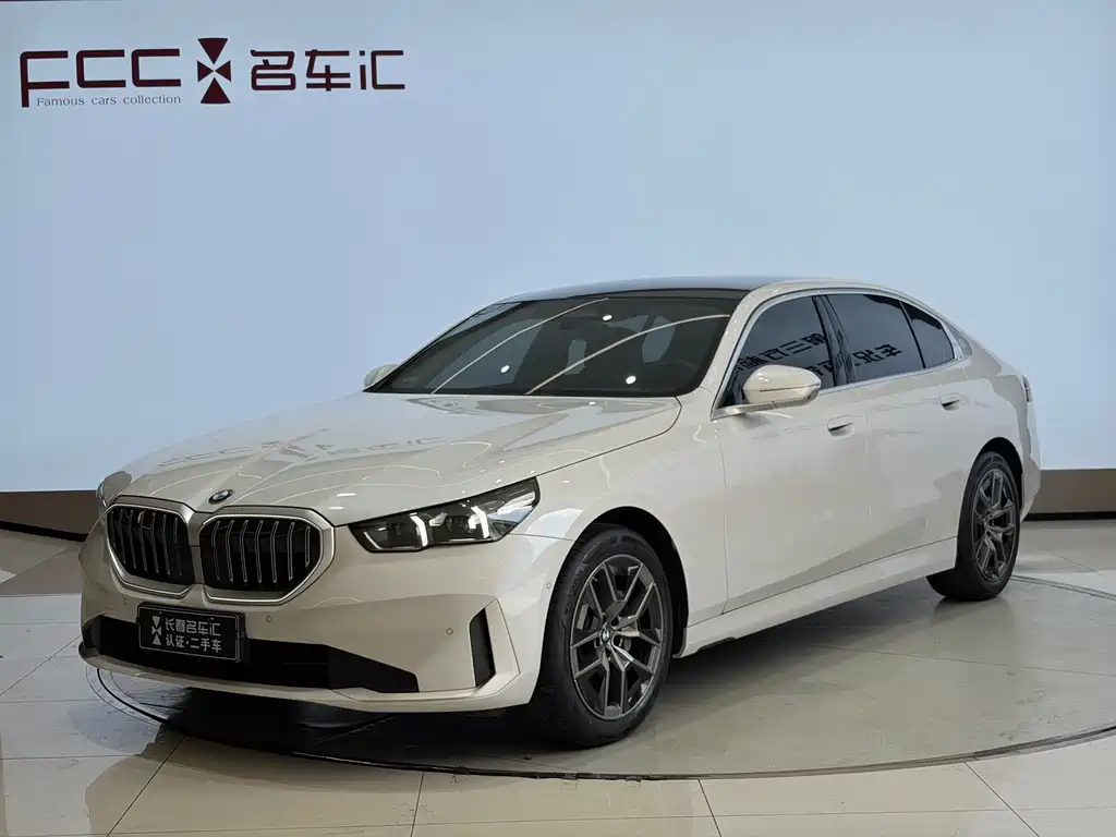 BMW 5 Series 2025 — фото 1