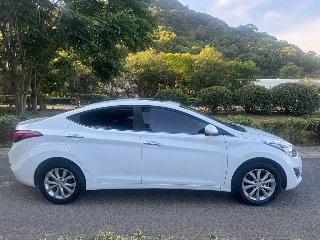 Hyundai Elantra 2016 — фото 10