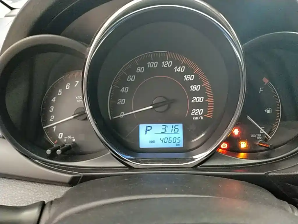 Toyota Yaris L 2020 — фото 12