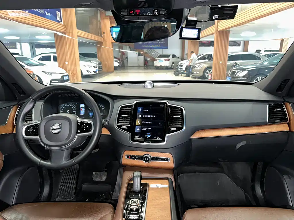 Volvo XC90 2021 — фото 10