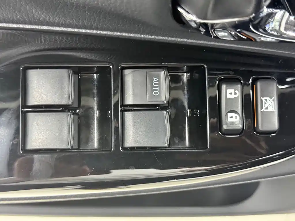 Toyota Yaris L 2023 — фото 16