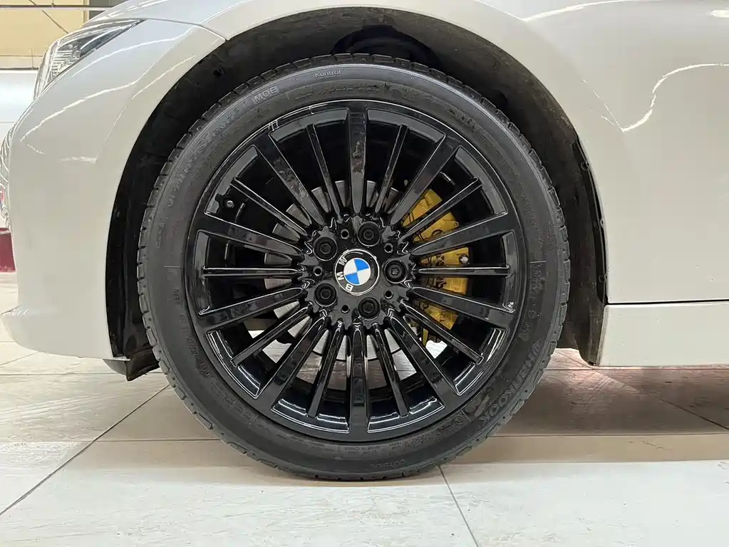 BMW 3 Series 2018 — фото 13