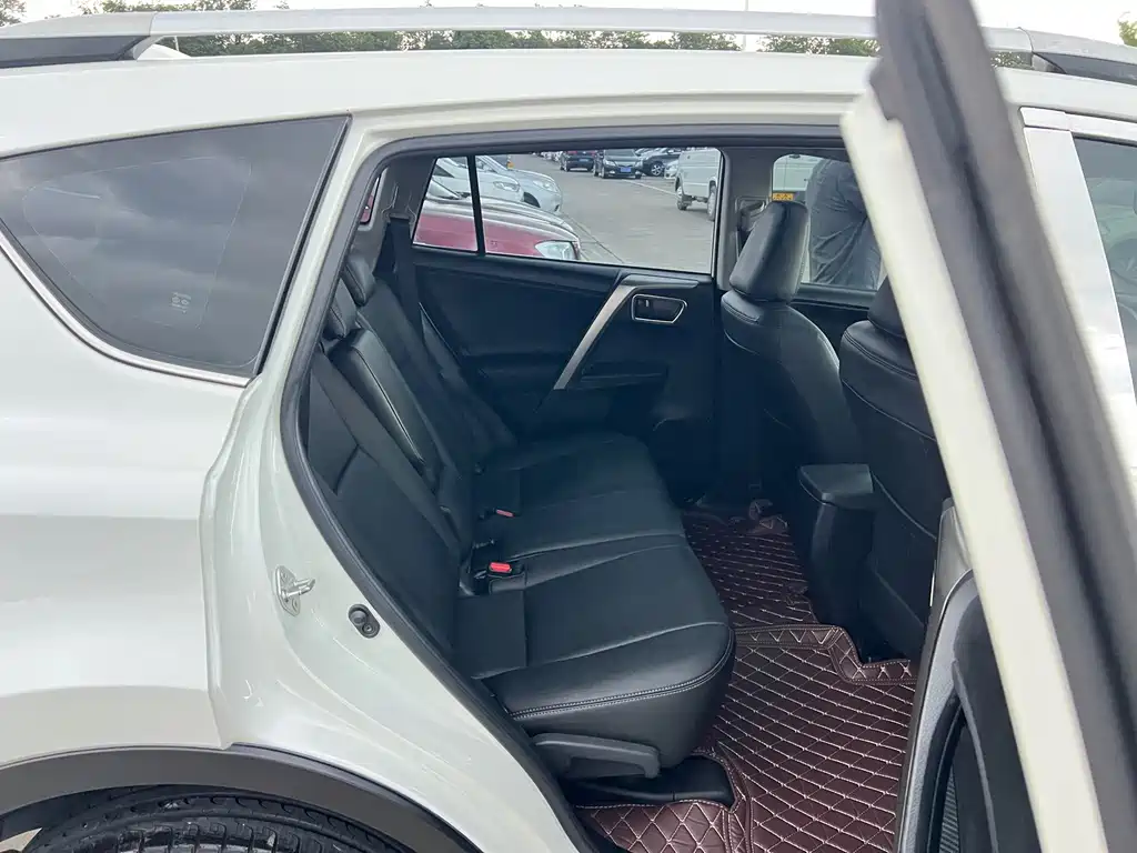 Toyota RAV4 2016 — фото 18