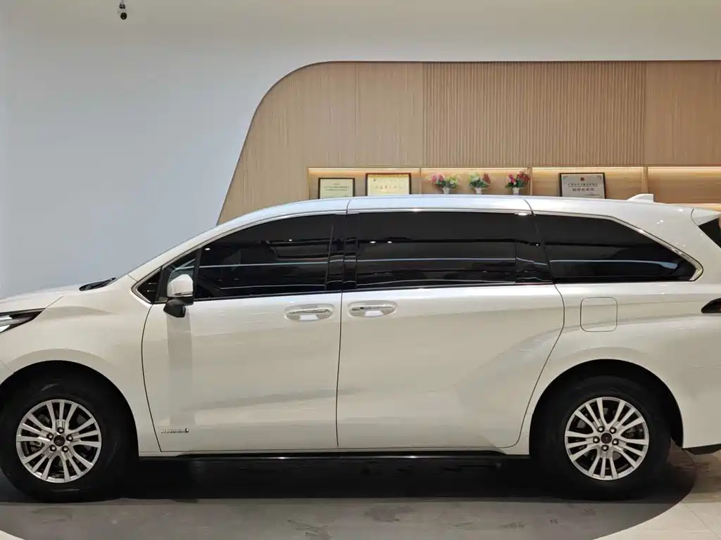 Toyota Sienna 2022 — фото 3