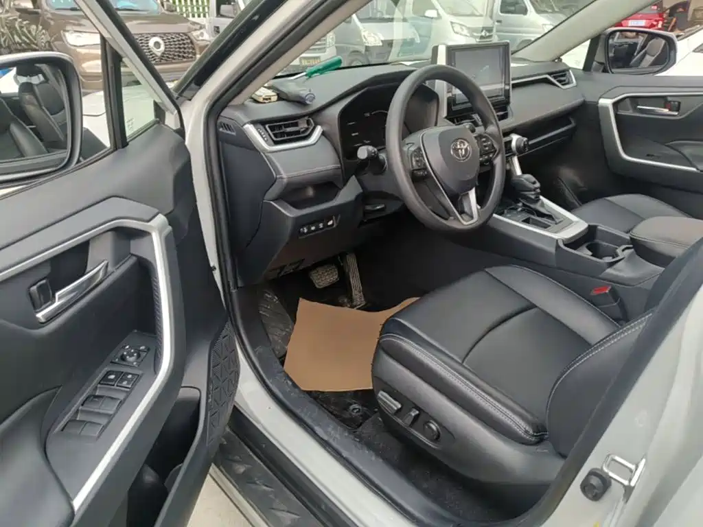 Toyota RAV4 2020 — фото 16