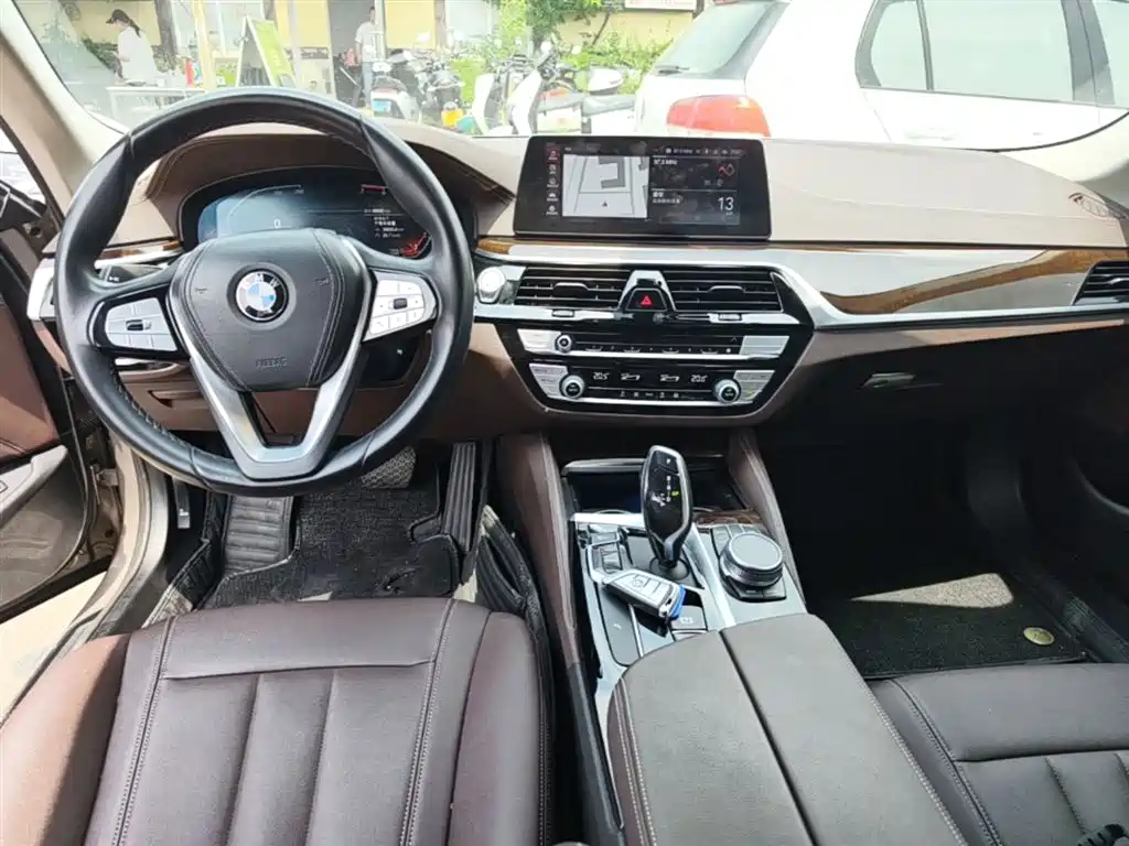 BMW 5 Series 2020 — фото 10