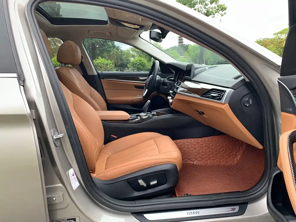 BMW 5 Series 2018 — фото 16