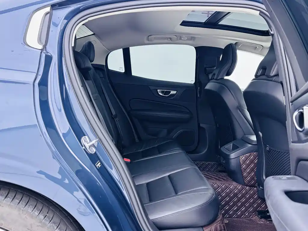 Volvo S60 2023 — фото 16