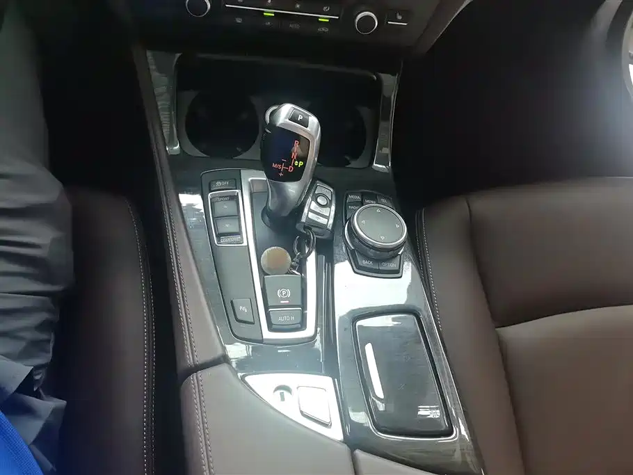 BMW 5 Series 2015 — фото 16