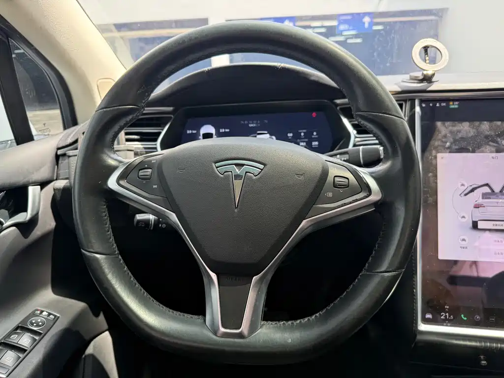 Tesla Model X 2017 — фото 16