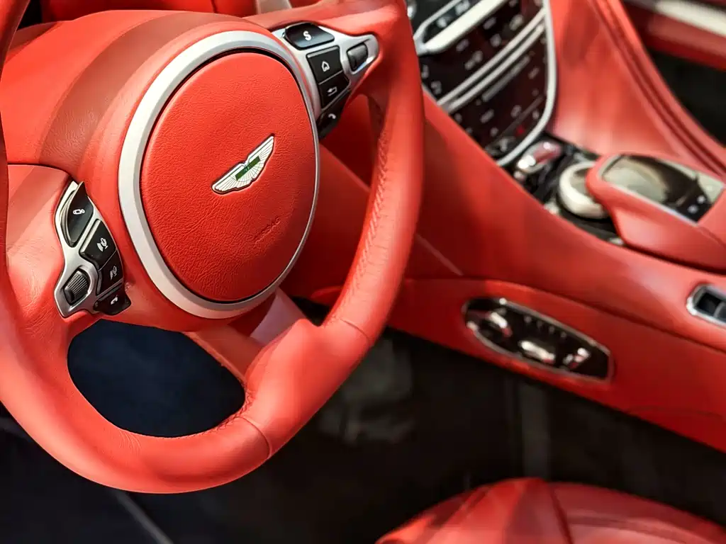 Aston Martin DB11 2020 — фото 13