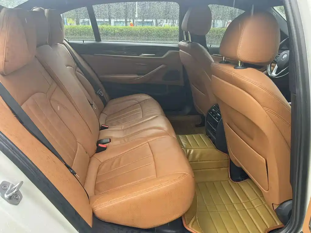 BMW 5 Series 2018 — фото 12