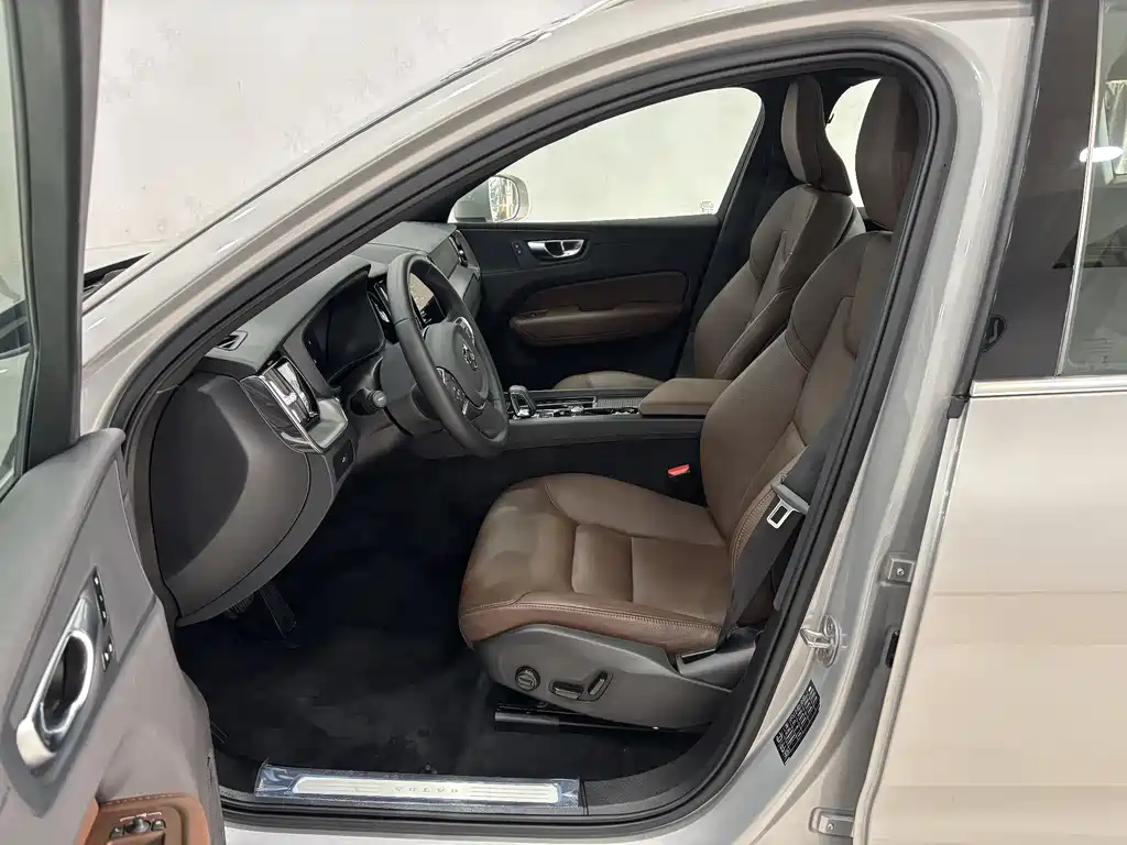 Volvo XC60 2025 — фото 11