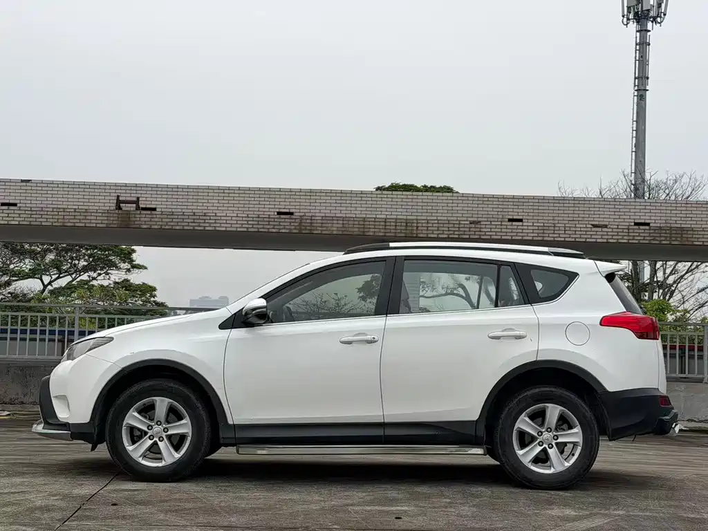 Toyota RAV4 2014 — фото 8