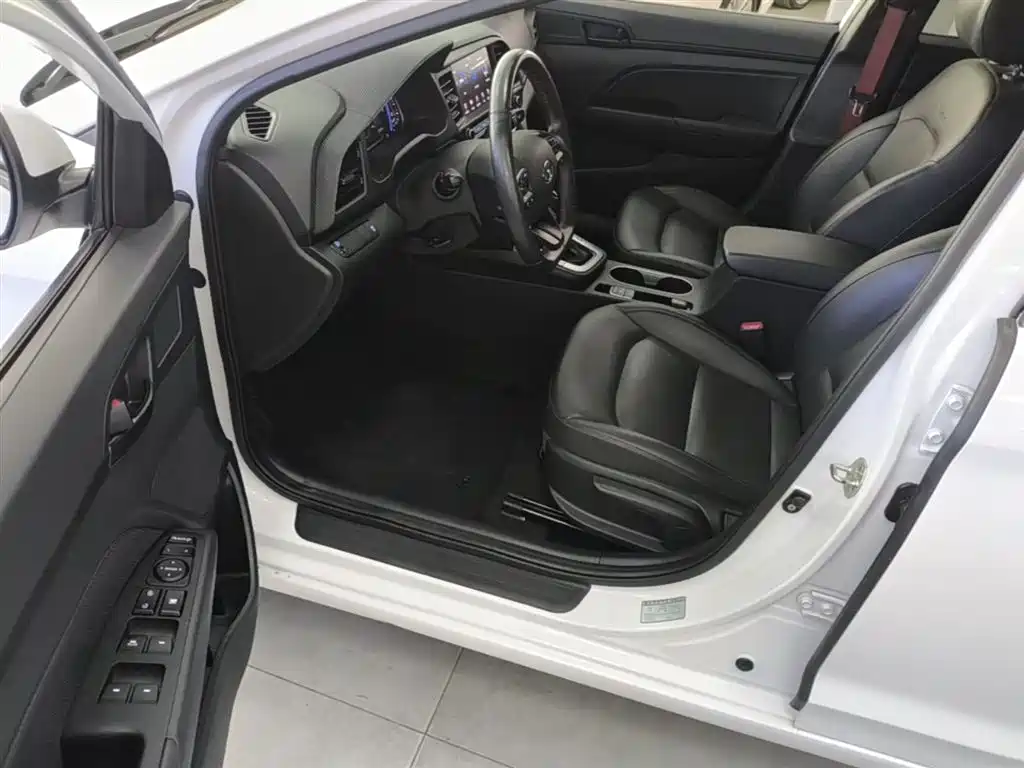 Hyundai Elantra 2019 — фото 16