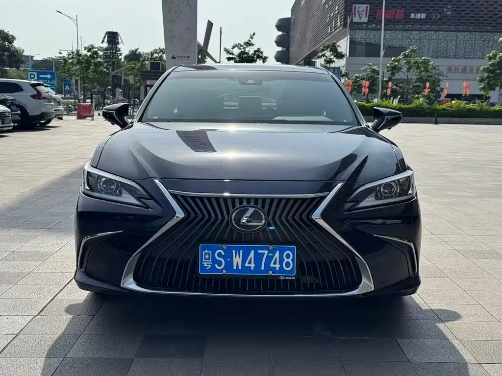 Lexus ES 2020 — фото 1