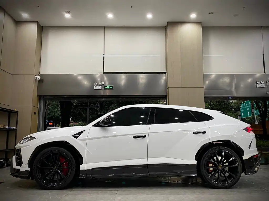 Lamborghini Urus 2020 — фото 23