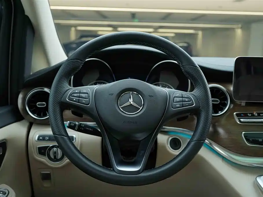 Mercedes-Benz V-Class 2022 — фото 18
