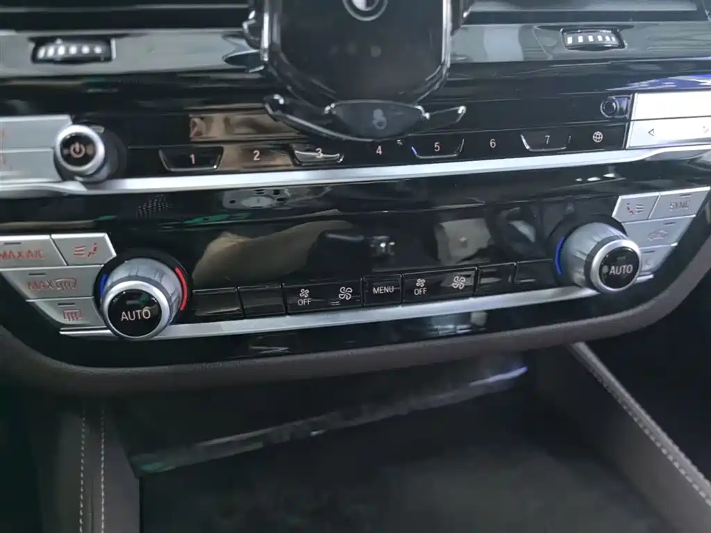 BMW 5 Series 2021 — фото 13
