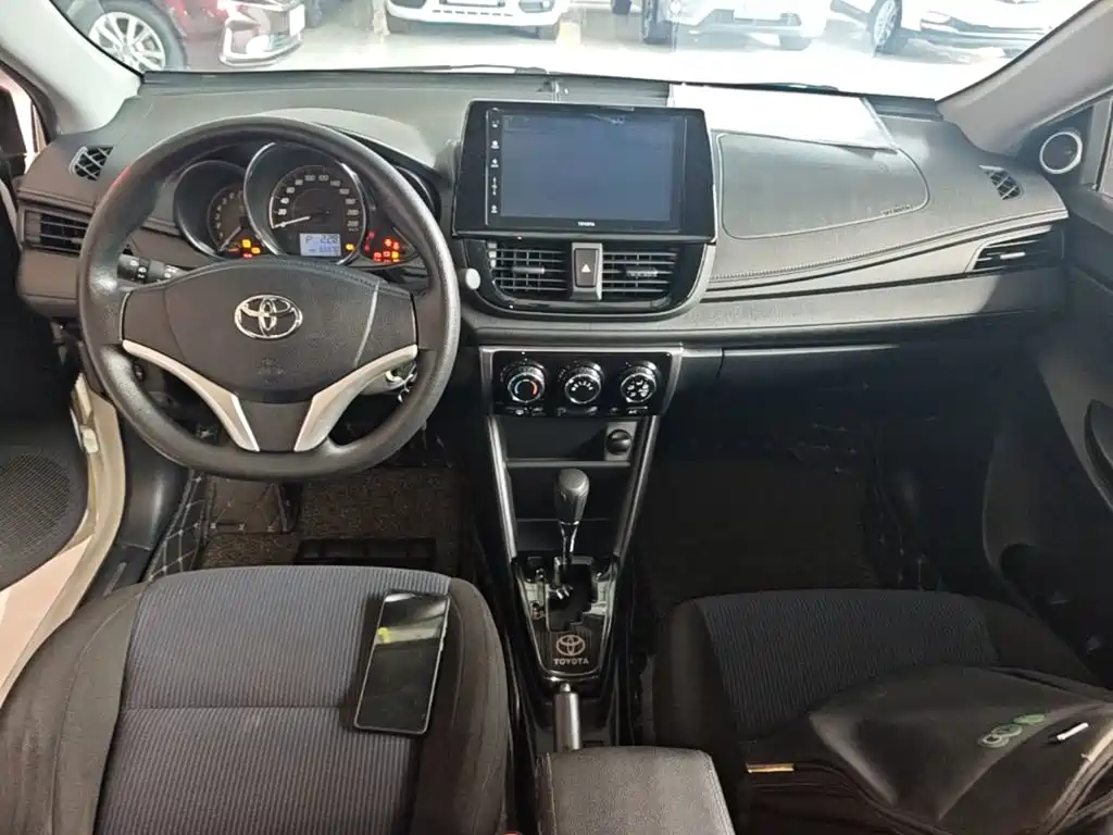 Toyota Yaris L 2020 — фото 10