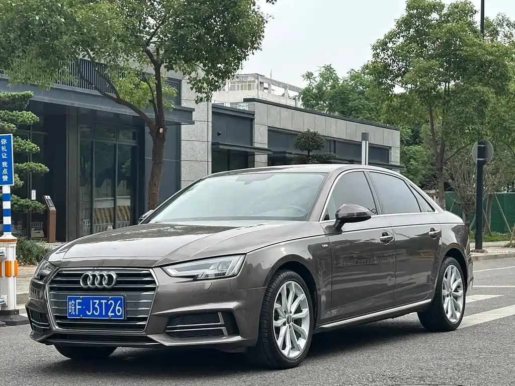 Audi A4L 2018 — фото 1