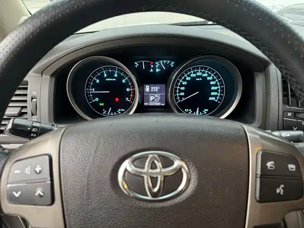 Toyota Land Cruiser 2011