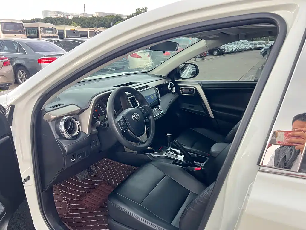 Toyota RAV4 2016 — фото 9