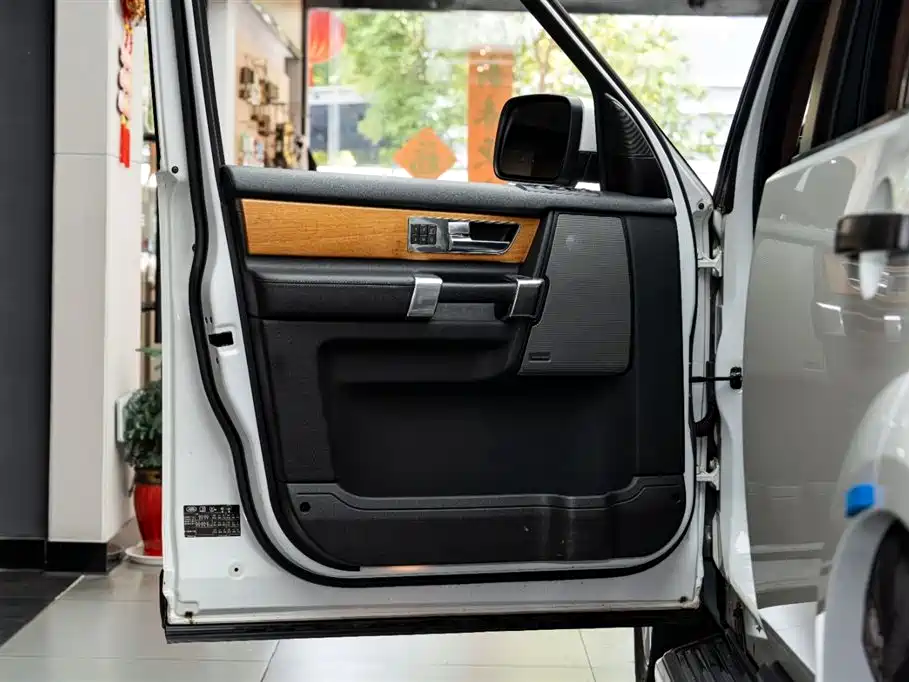 Land Rover Discovery 2012 — фото 12