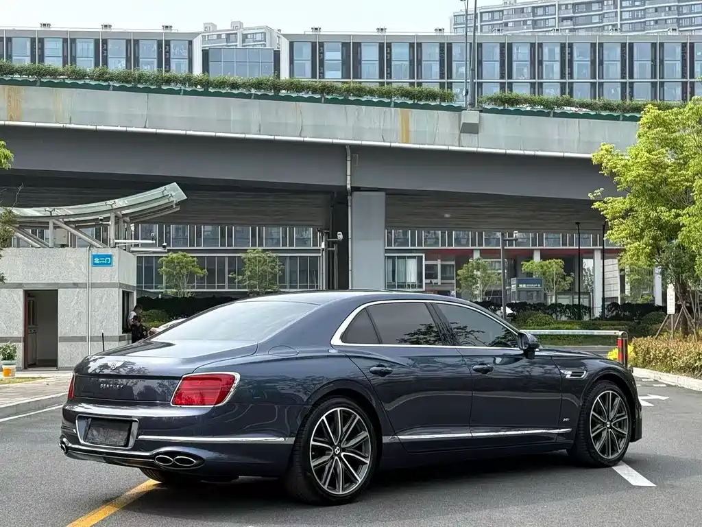 Bentley Flying Spur 2023 — фото 7