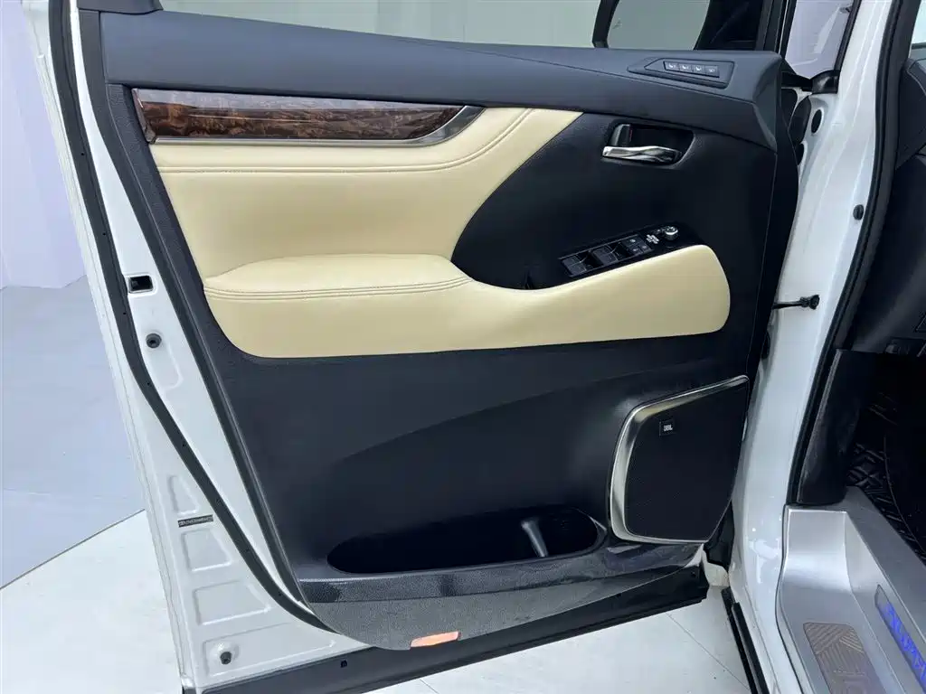 Toyota Alphard 2022 — фото 16