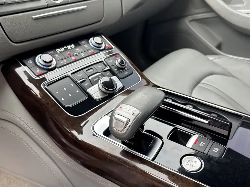 Audi A8 2014 — фото 8